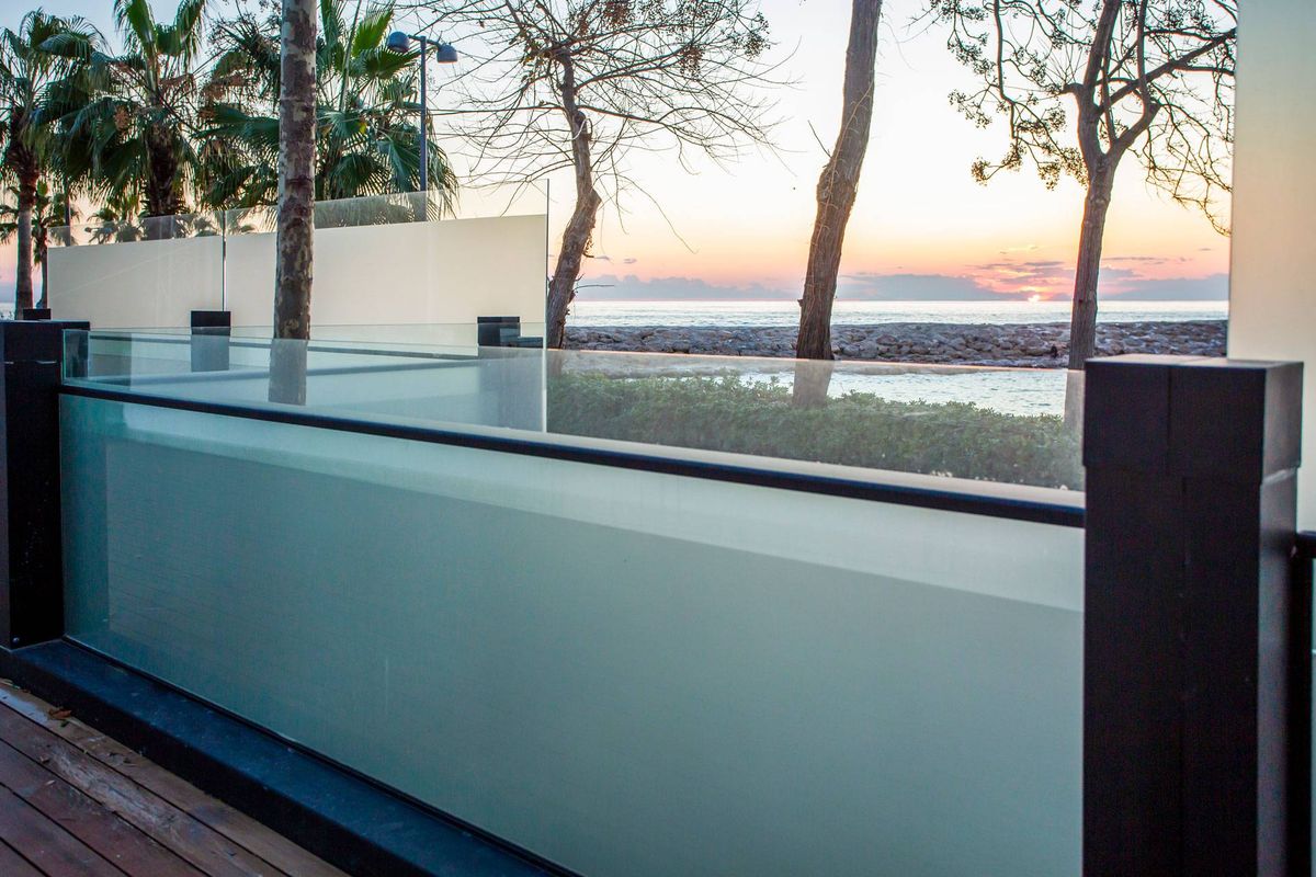 Wind Breaker — Motorised Glass Screen